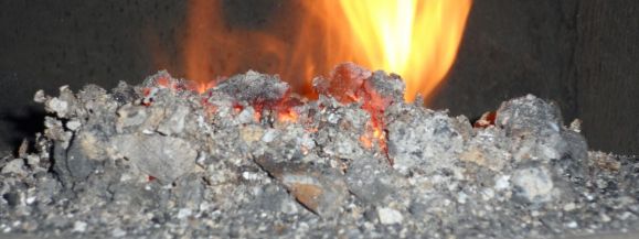 Zamiast drona, przeszkolą urzędnika do... pobierania popiołu