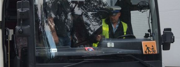 Dzisiaj policjanci sprawdzają stan techniczny autobus&oacute;w służących do przewozu dzieci