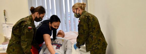Żołnierze przeszli kurs opieki nad pacjentem leżącym, by jeszcze bardziej odciążać personel szpitali