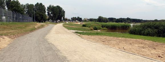 Nad zalewem nowe ścieżki dla pieszych i rowerzyst&oacute;w