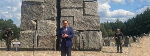 Podpisanie aktu erekcyjnego budowy nowego obiektu Muzeum Treblinka w 80. rocznicę buntu więźni&oacute;w obozu śmierci