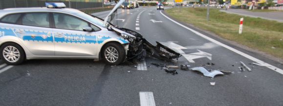 Pojazd nie zatrzymał się do kontroli. Mężczyzna uderzył swoim samochodem w radiow&oacute;z