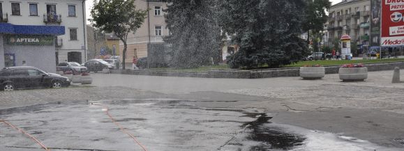 Kurtyna chłodzi na placu