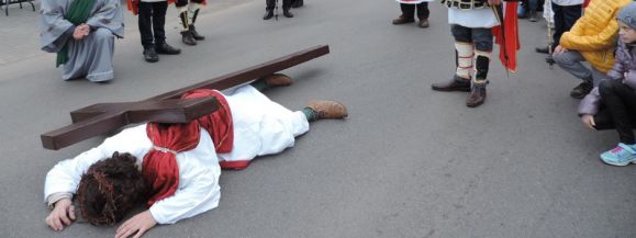 Droga Krzyżowa  ulicami Sk&oacute;rca ( zdjęcia)