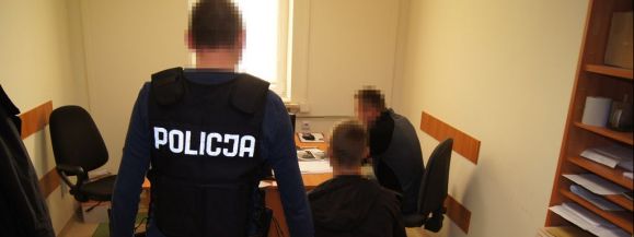 Włamali się do 25 samochod&oacute;w