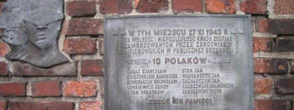 Skradziono tablicę upamiętniającą rozstrzelanych mieszkańc&oacute;w Siedlec i okolic