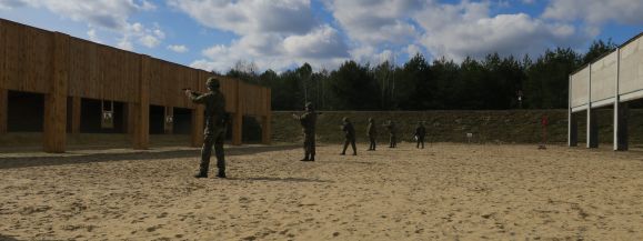 Terytorialsi testowali radomskie pistolety  VIS 100 na siedleckim Gołoborzu