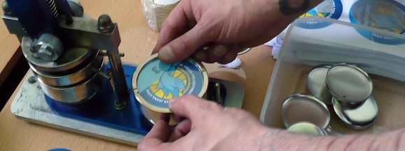 W siedleckim zakładzie karnym wykonują znaczki na pieszą pielgrzymkę