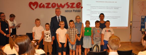   DZIECI ZEBRAŁY 500 TON MAKULATURY 