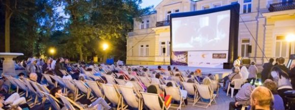 Piasek, leżak i film - już tego lata na placu Sikorskiego