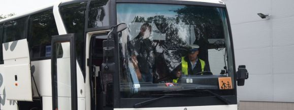 Policjanci kontrolują autokary