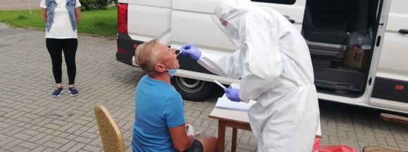 Mobilne zespoły wymazowe docierają bezpośrednio do plantator&oacute;w