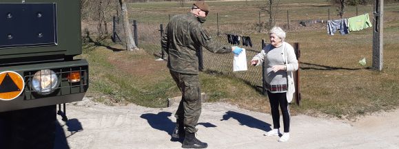 Terytorialsi rozdają maseczki w gminie Korczew
