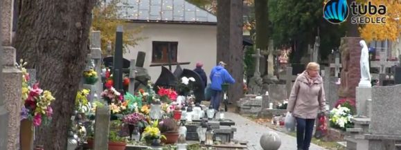 Trwają przygotowania do Wszystkich Świętych. Mieszkańcy porządkują groby (wideo)